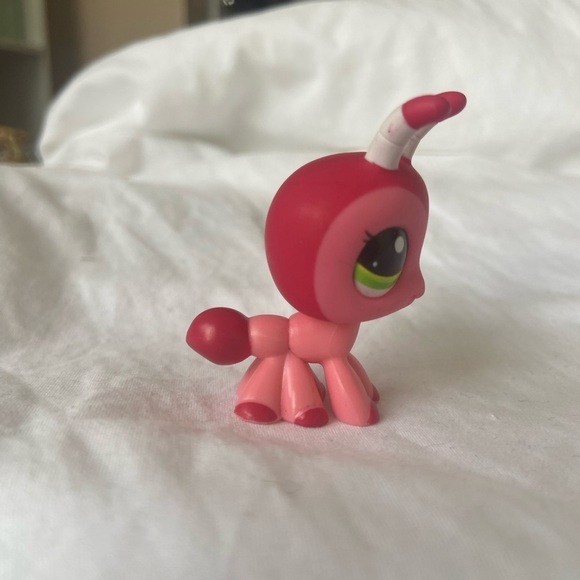Authentic Littlest Pet Shop #2410 Red Ant Blythe - Picture 4 of 13